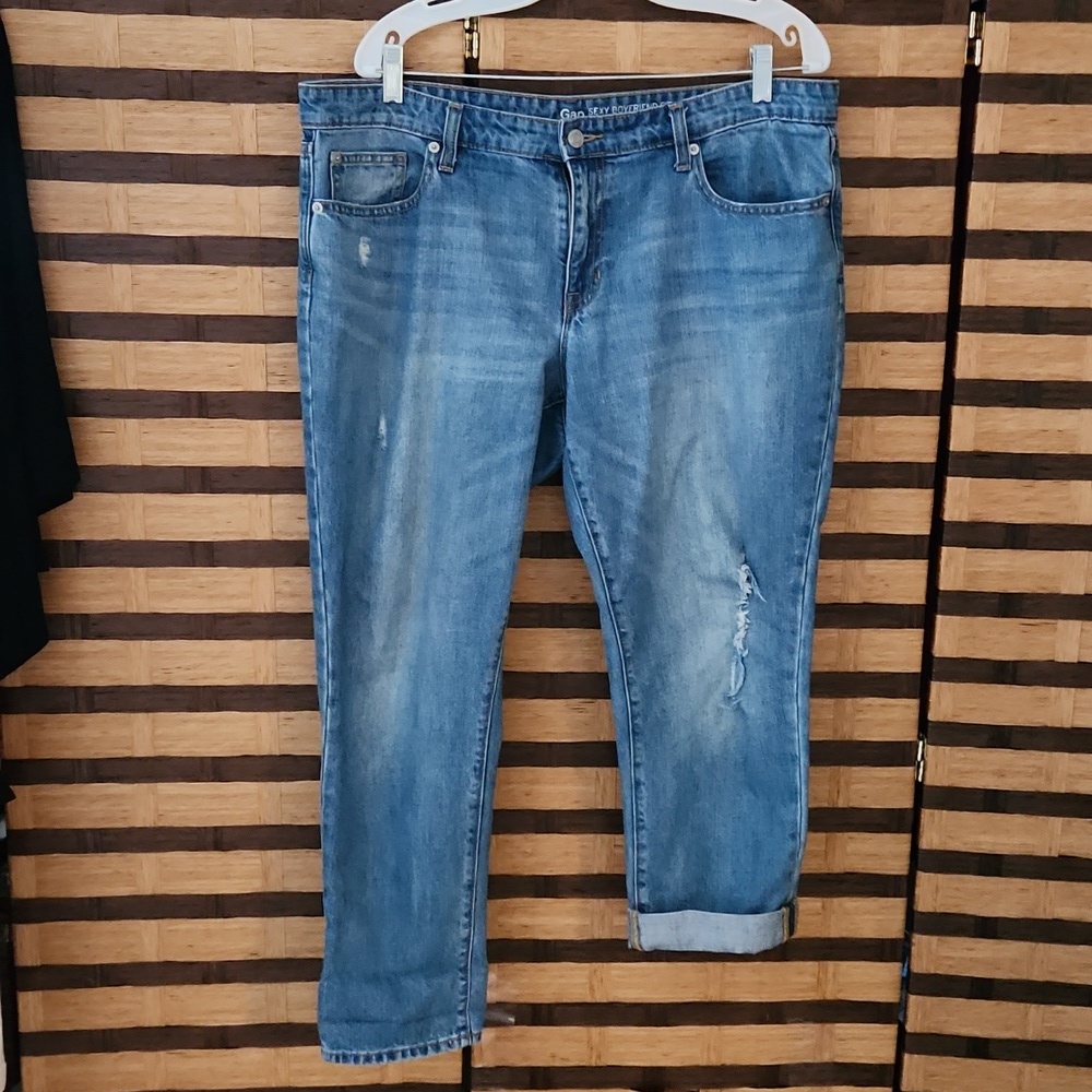 Gap boyfriend capri jeans destroyed